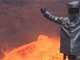 加拿大探险家冒死深入马鲁姆火山口自拍