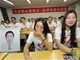 毕业十年再聚首 课桌上摆遗像生命无常让人揪心
