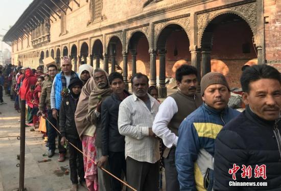 图为等待进庙祈福的印度教信众。中新社记者 张晨翼 摄