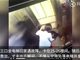 监拍一家三口乘电梯卡26楼 丈夫爬出瞬间坠亡视频令人惊心！