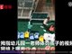 湖北一幼师拿教鞭连续抽打小孩视频流出
