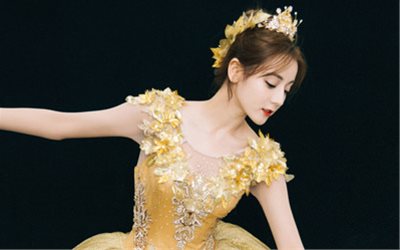 迪丽热巴化身芭蕾小公主美翻 退场时意外摔倒