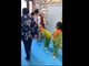 女童站幼儿园门口迎宾姿势老练走红