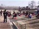 河南信阳居民闲逛公园被逮 集体背防疫手册