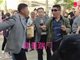 大衣哥朱之文家门遭无赖村民踹开 不敢生气还友善合影
