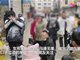 云南7岁女孩学校内疑遭猥亵受伤 家长校门口下跪求公道