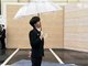 周深在红毯途中发现伞架移位伸手去修