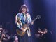 伍佰在苏州演唱会累惨了 多次擦汗喝水