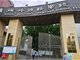 学生蹲校门口喝奶引出校长涉黑案 强留教师威胁律师