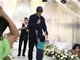 金世佳被孩子求抱  点头承认是自己孩子