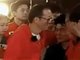 董宇辉现身东方甄选年会 台上抱着俞敏洪痛哭