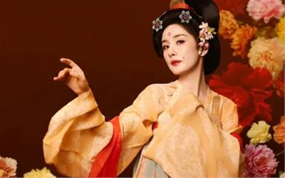 河南春晚没有主持人 杨幂唐装绝美舞台火了