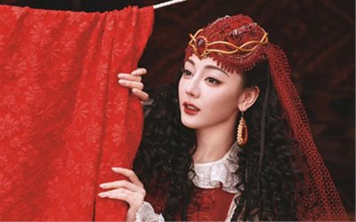 春晚上的迪丽热巴美疯 姿态婀娜灵动