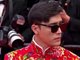 男网红穿东北大花袄现身 全程被保安关注