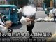 山东临沂一十字路口多人哄抢掉地大蒜